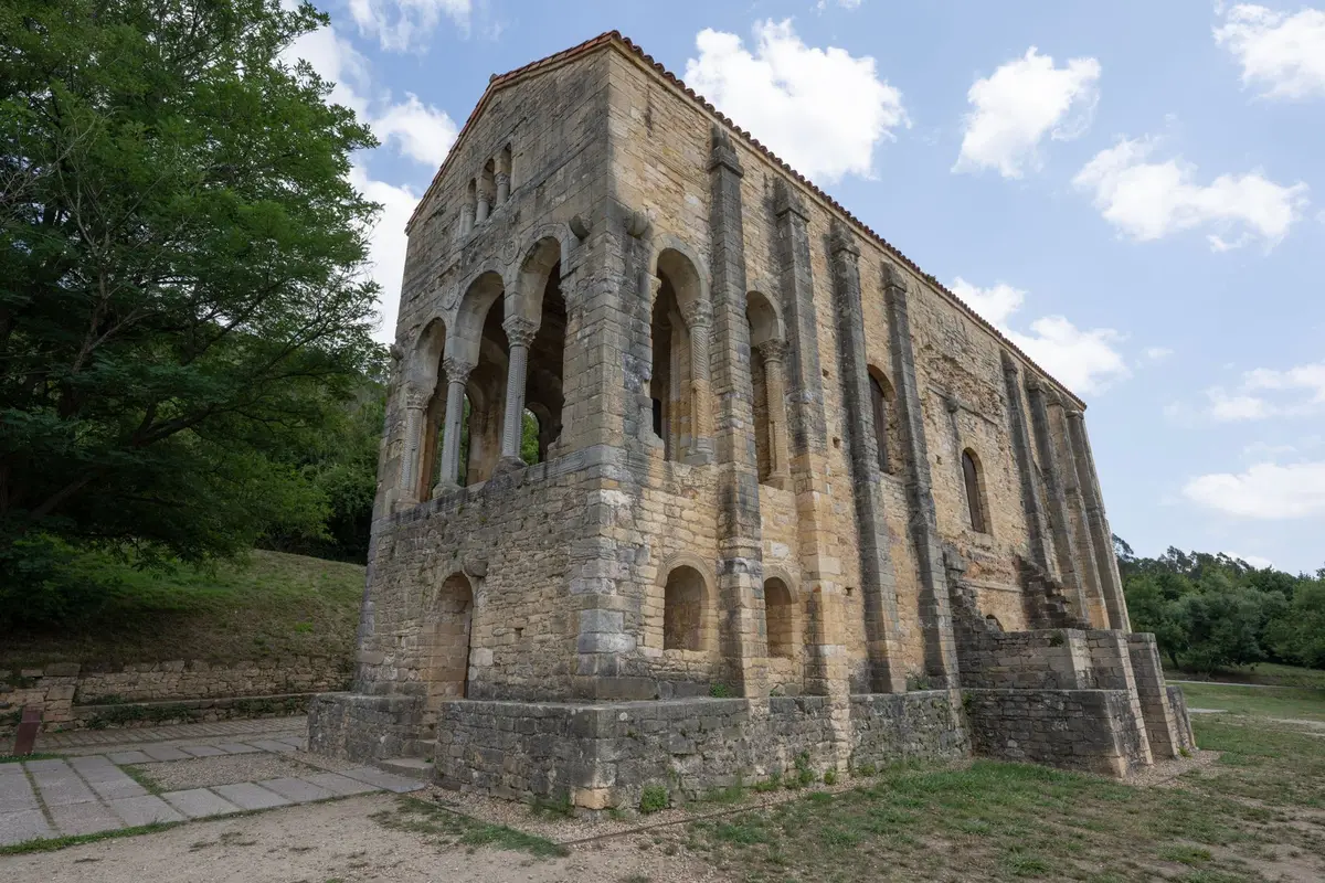 Santa María del Naranco, monumento pré-românico em Oviedo