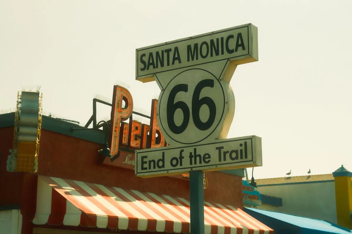 Placa do fim da Route 66 no píer de Santa Monica