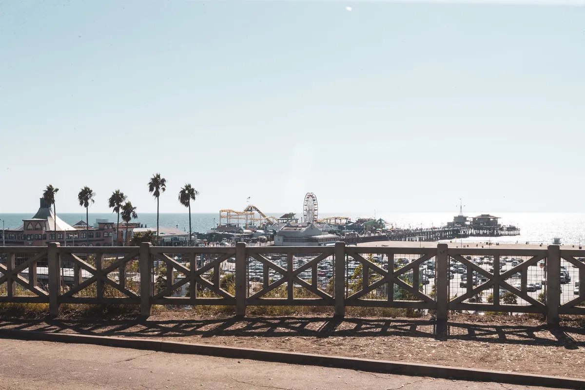 Píer de Santa Monica na costa da Califórnia