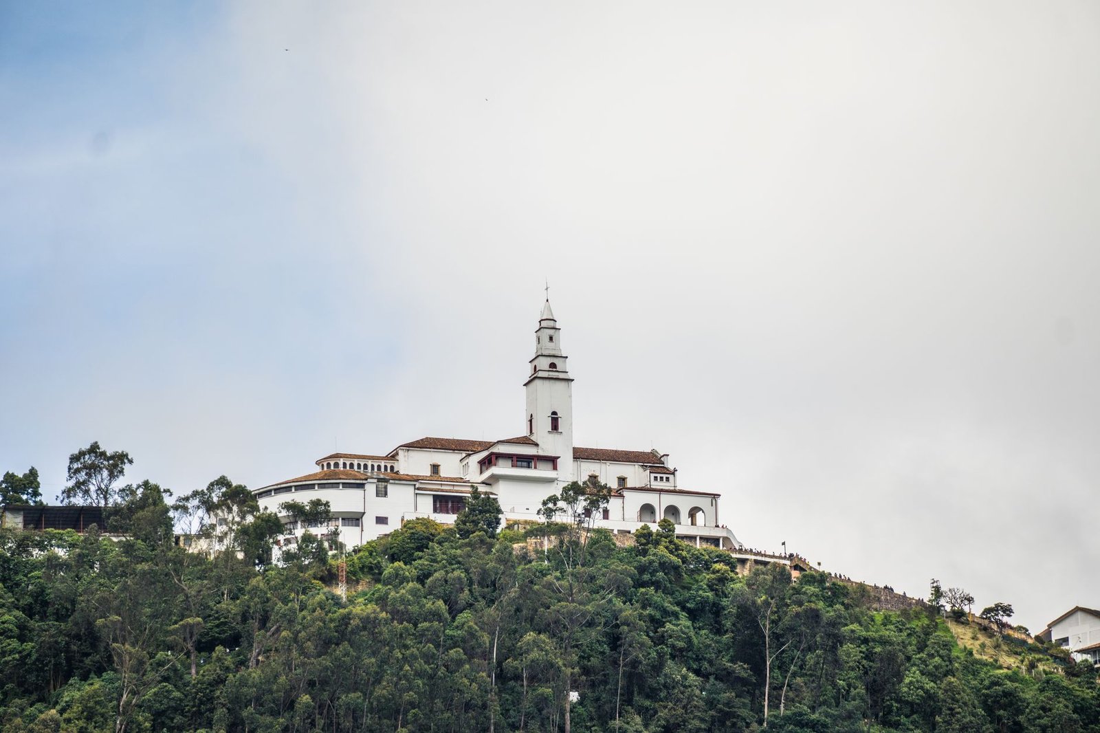 Santuário de Monserrate no alto do cerro, em Bogotá