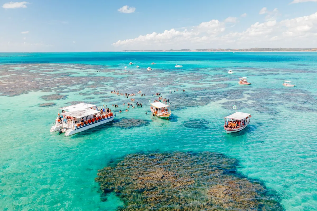 Piscinas naturais formadas por recifes no litoral de Alagoas na maré baixa