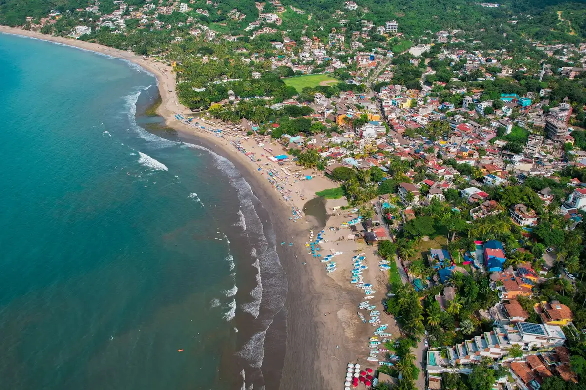 Vista aérea de praia e vila na Riviera Nayarit