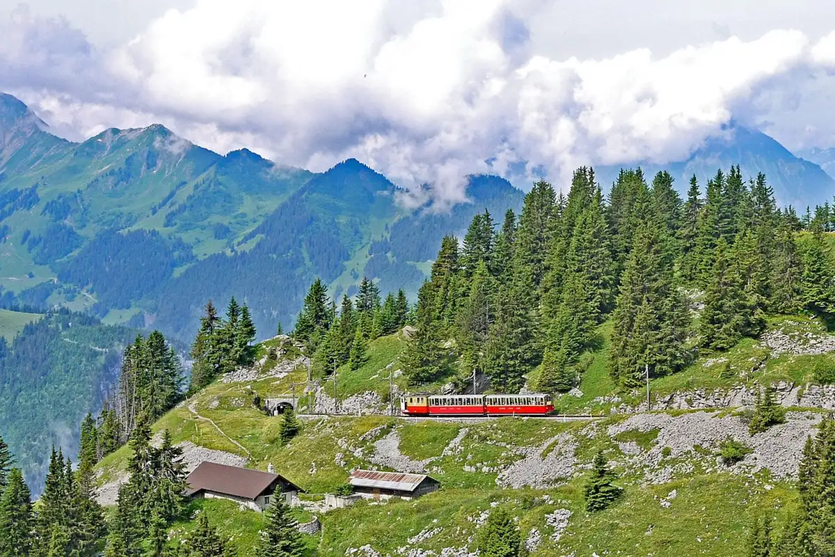 Trem histórico de montanha em Schynige Platte na Suíça
