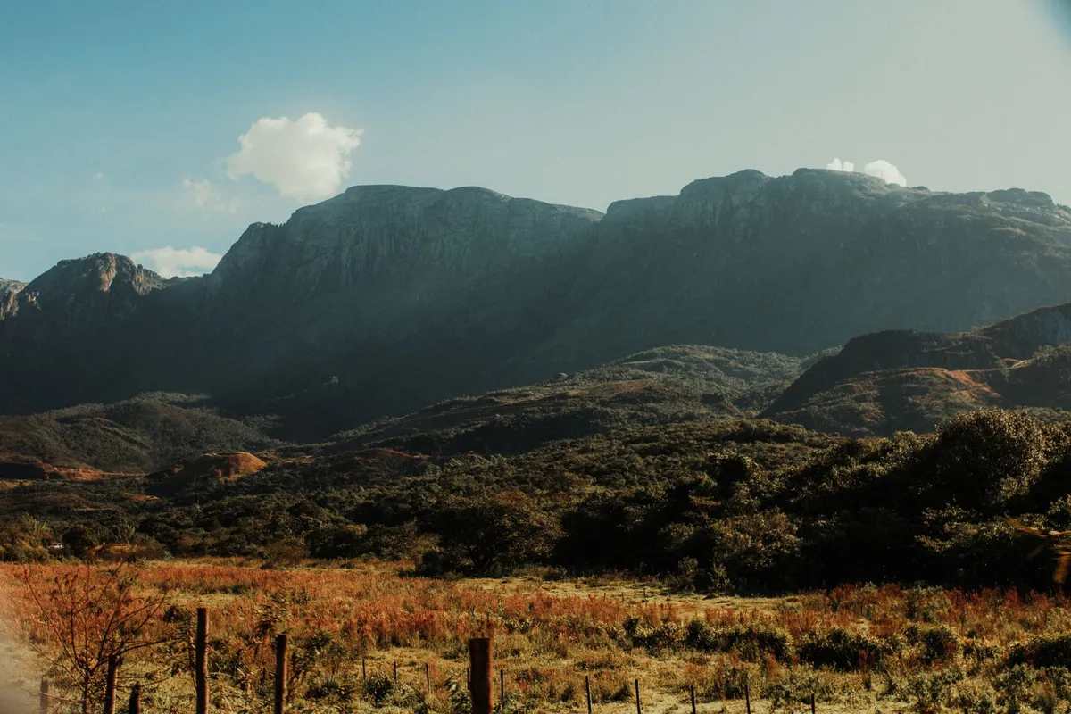 Paisagem de montanhas e paredões rochosos da Serra Catarinense, região da Serra do Corvo Branco em Urubici