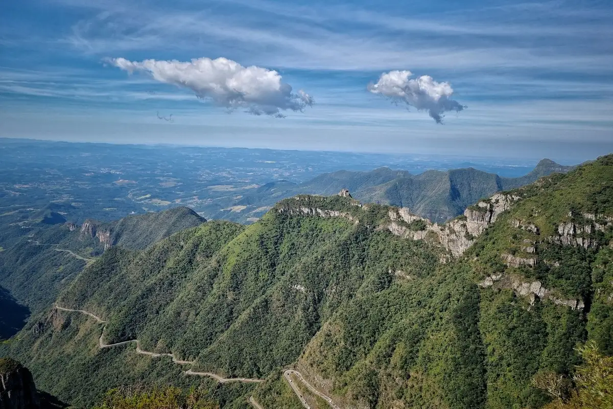 Estrada da Serra do Rio do Rastro com curvas fechadas subindo o paredão da Serra Geral em Santa Catarina