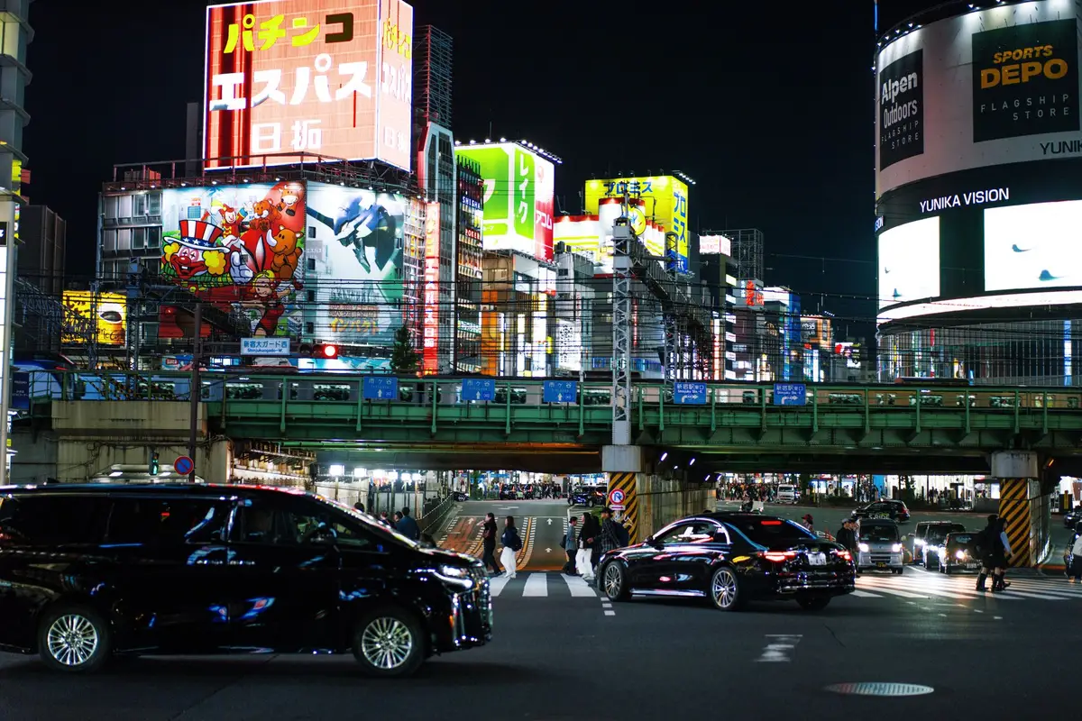 Ruas de Shinjuku iluminadas por letreiros de neon à noite em Tóquio