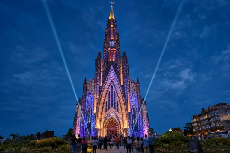 Catedral de Pedra em Canela: missas, luzes e visita