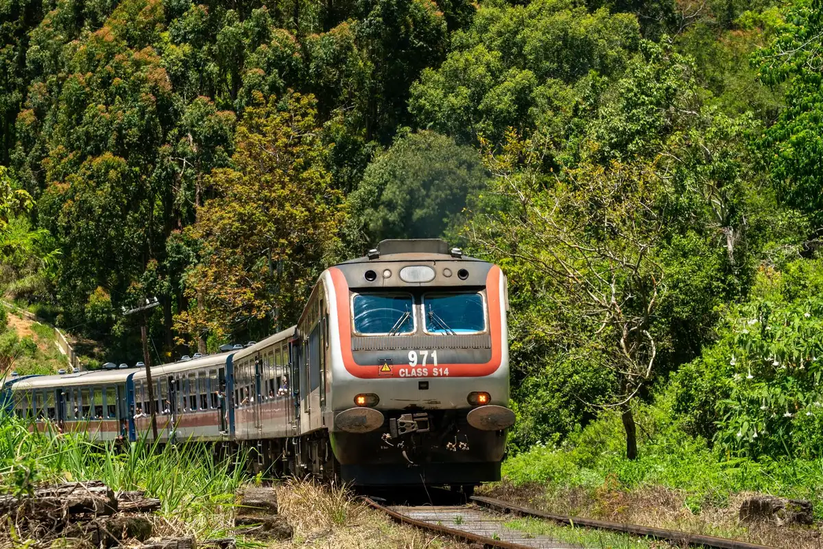 Trem atravessando as terras altas do Sri Lanka