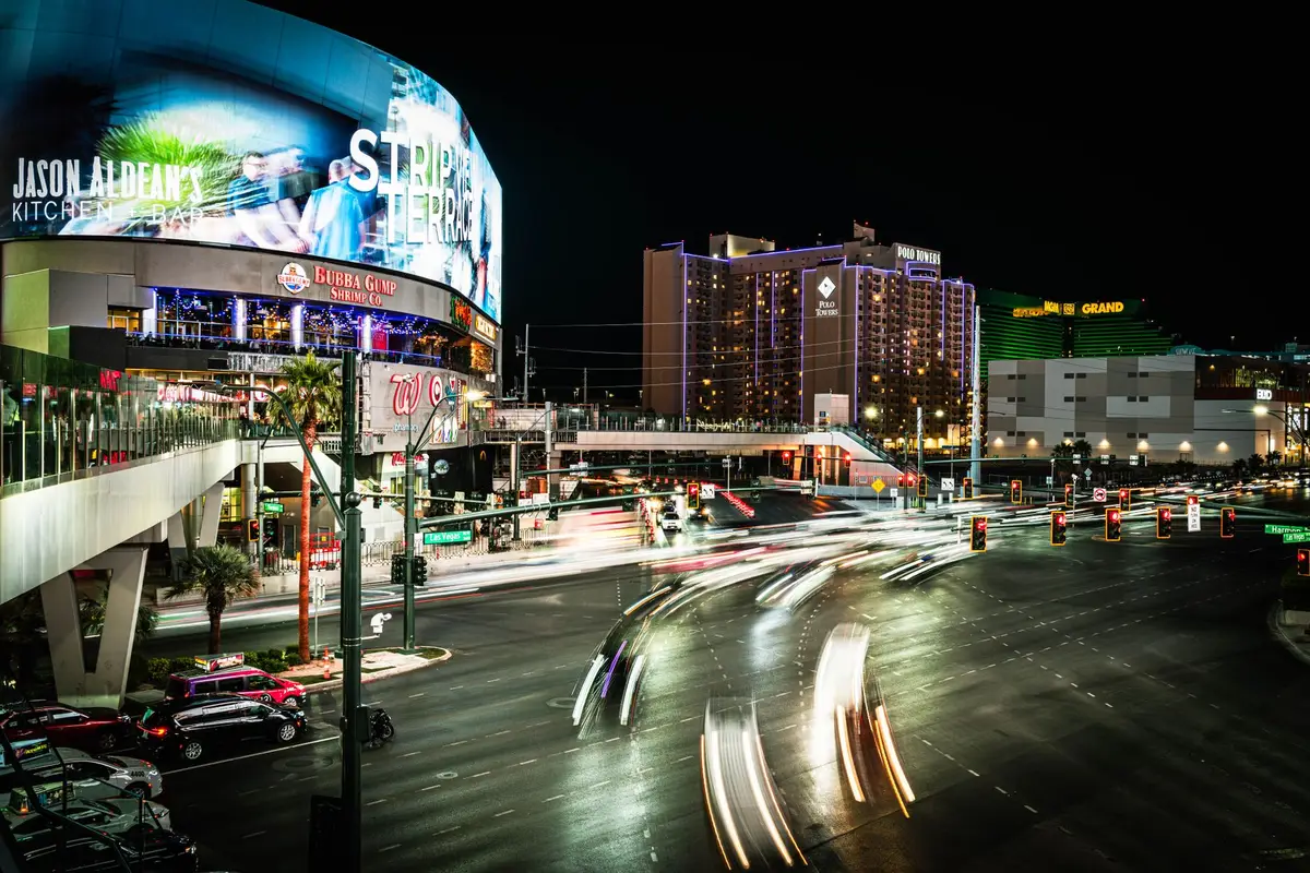 Vista noturna da Las Vegas Strip com rastros de luz