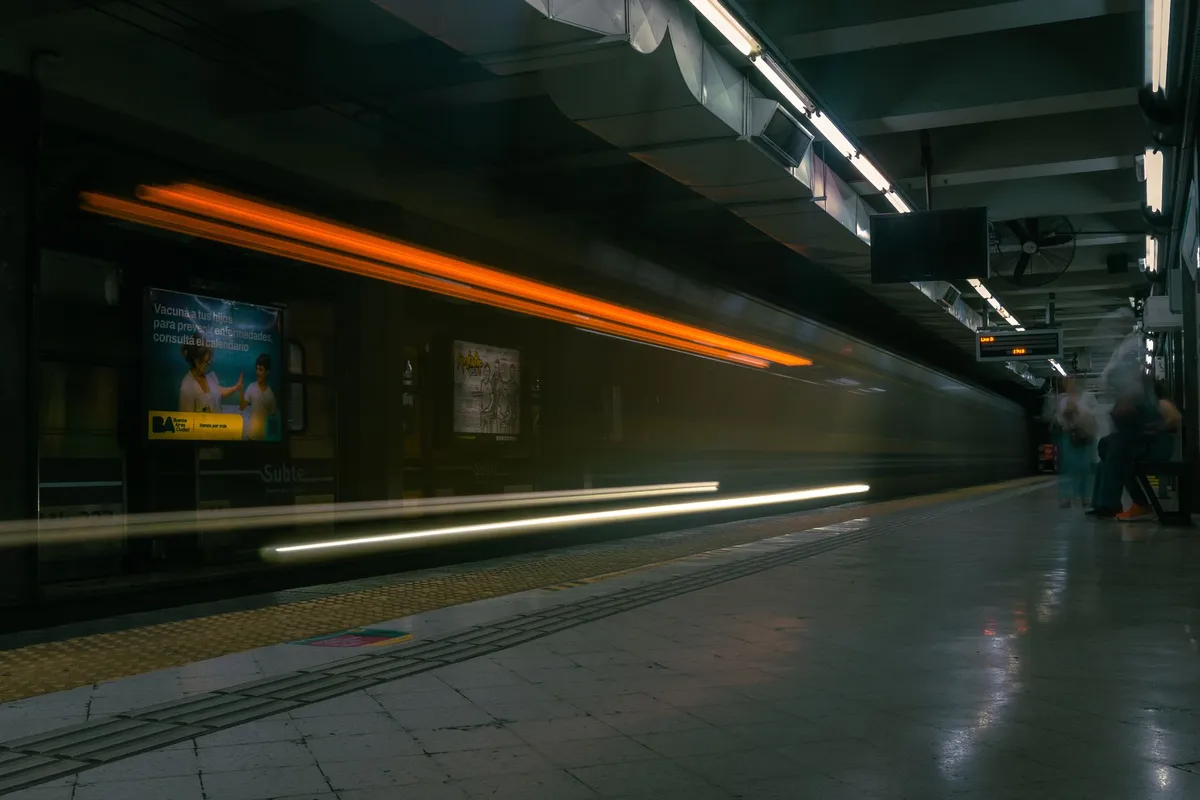 Trem do Subte em estação de Buenos Aires