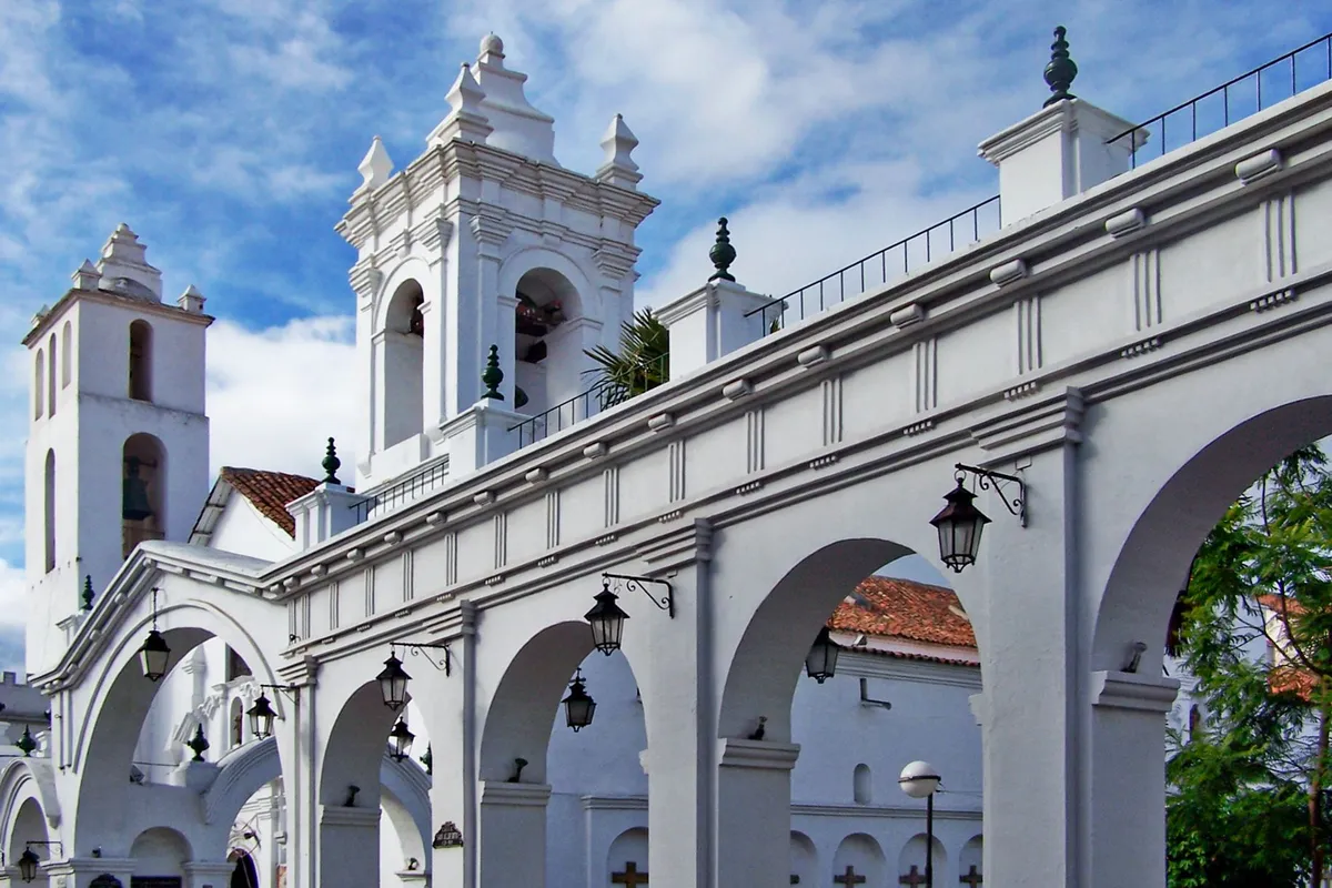 Edifício branco no centro histórico de Sucre