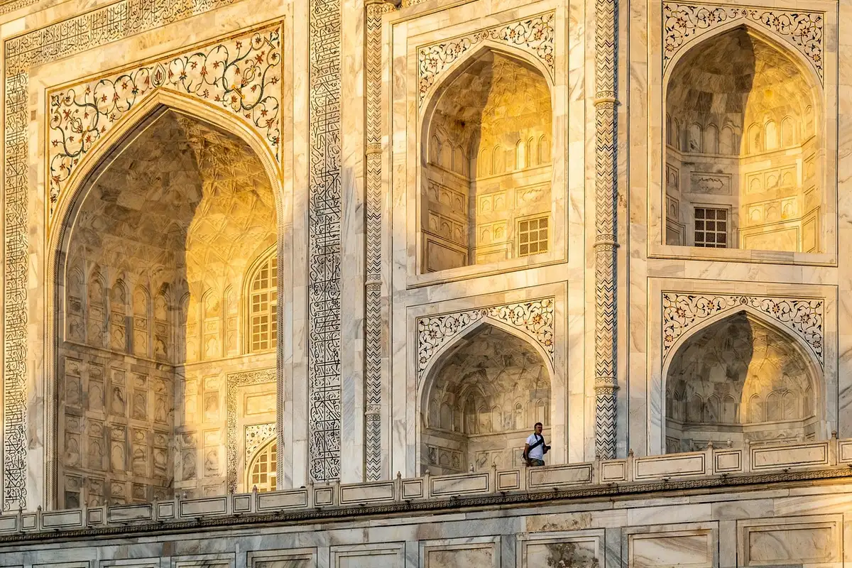 Jardins e reflexo do Taj Mahal visto de dentro do complexo