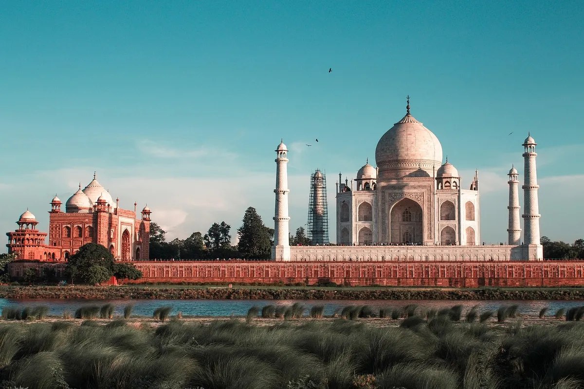 Vista do Taj Mahal a partir do Mehtab Bagh, do outro lado do rio Yamuna