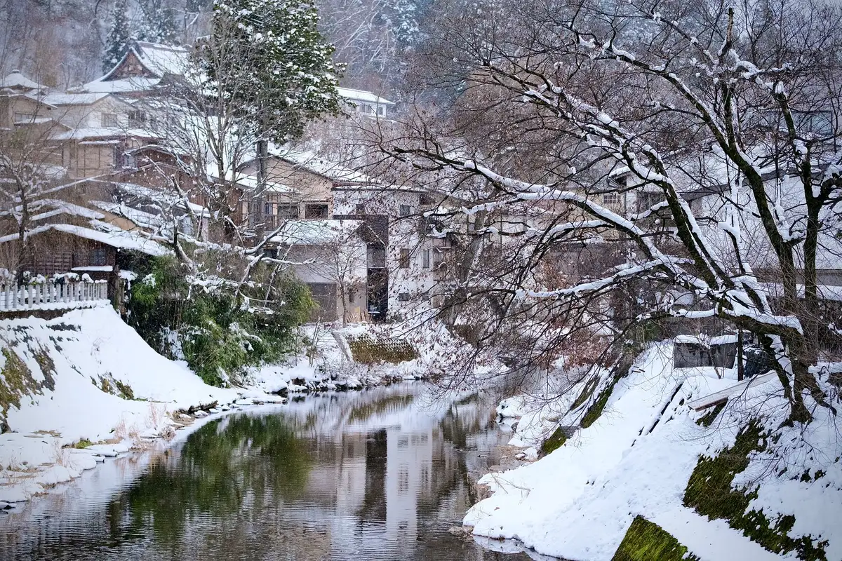 Rua tradicional de Takayama no inverno