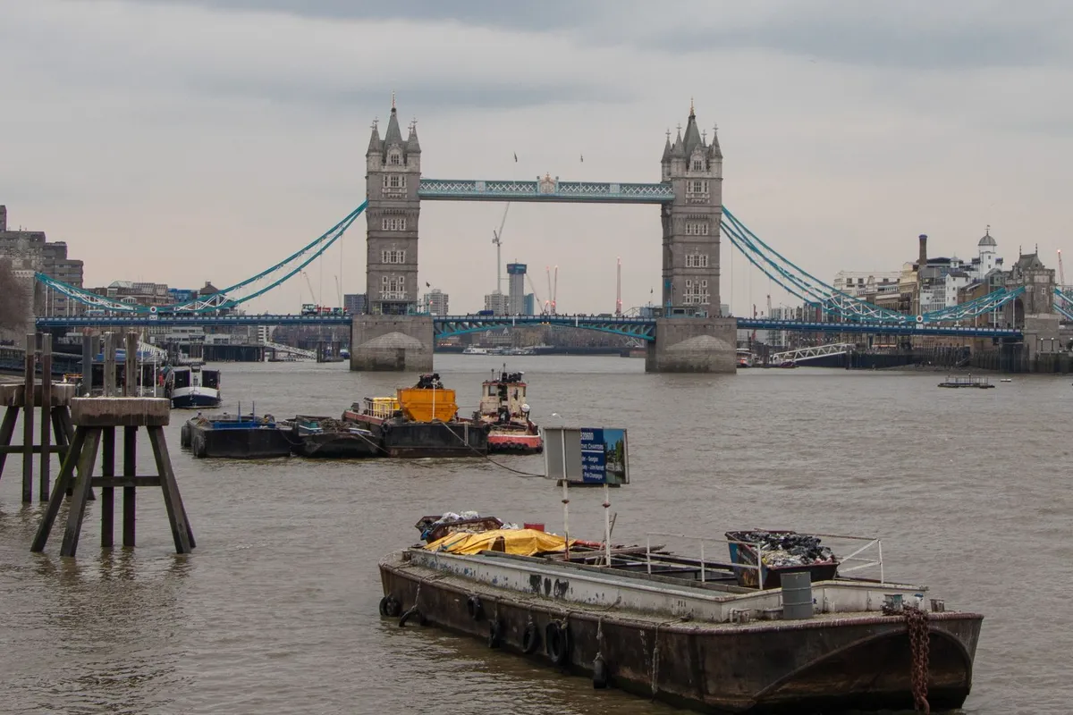 Tower Bridge sobre o rio Tâmisa em Londres
