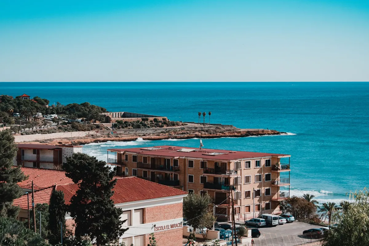 Litoral mediterrâneo junto à praia El Miracle em Tarragona