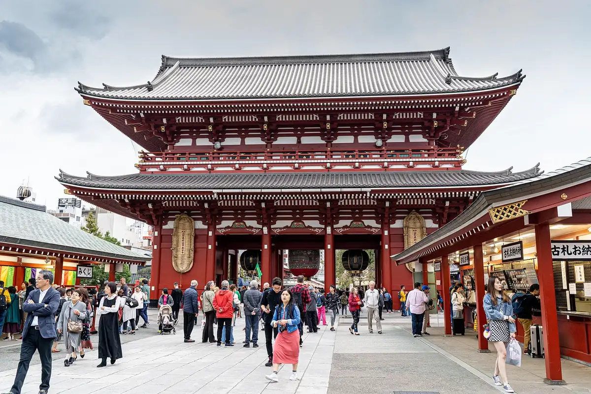 Pagode de cinco andares e salão principal do Templo Senso-ji em Asakusa, Tóquio