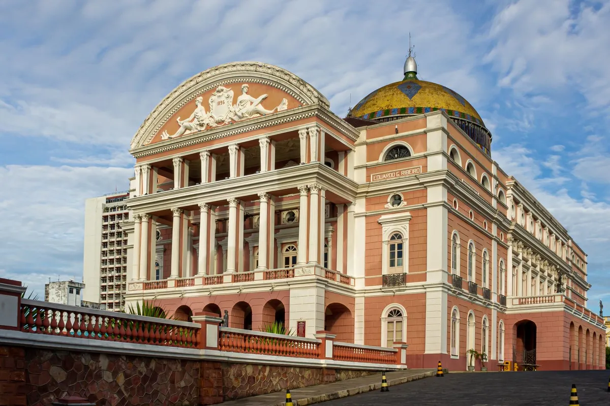 Fachada do Theatro Amazonas iluminada em Manaus