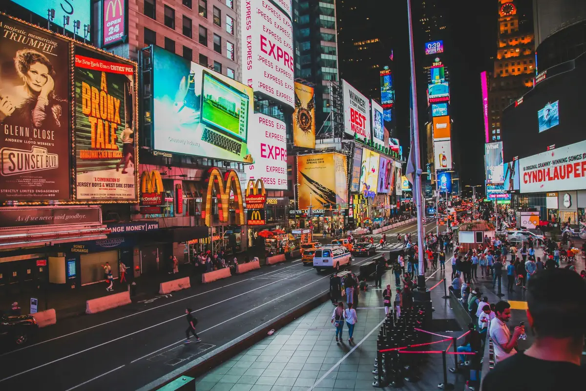 Movimento de pedestres em Times Square, Nova York