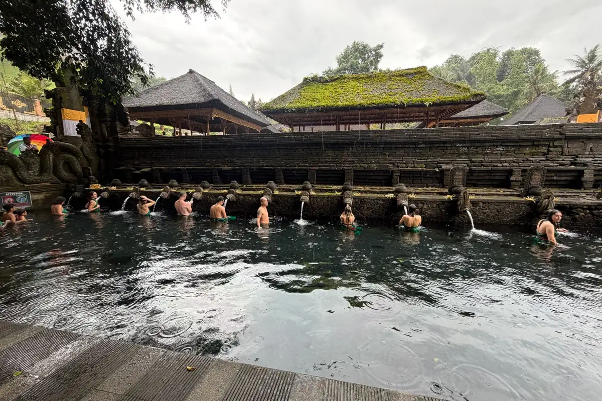 Ritual de purificação no templo Tirta Empul em Ubud, Bali