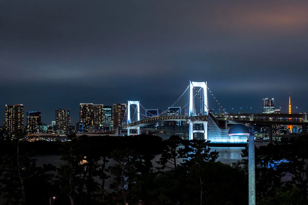 Vista noturna da baía de Tóquio