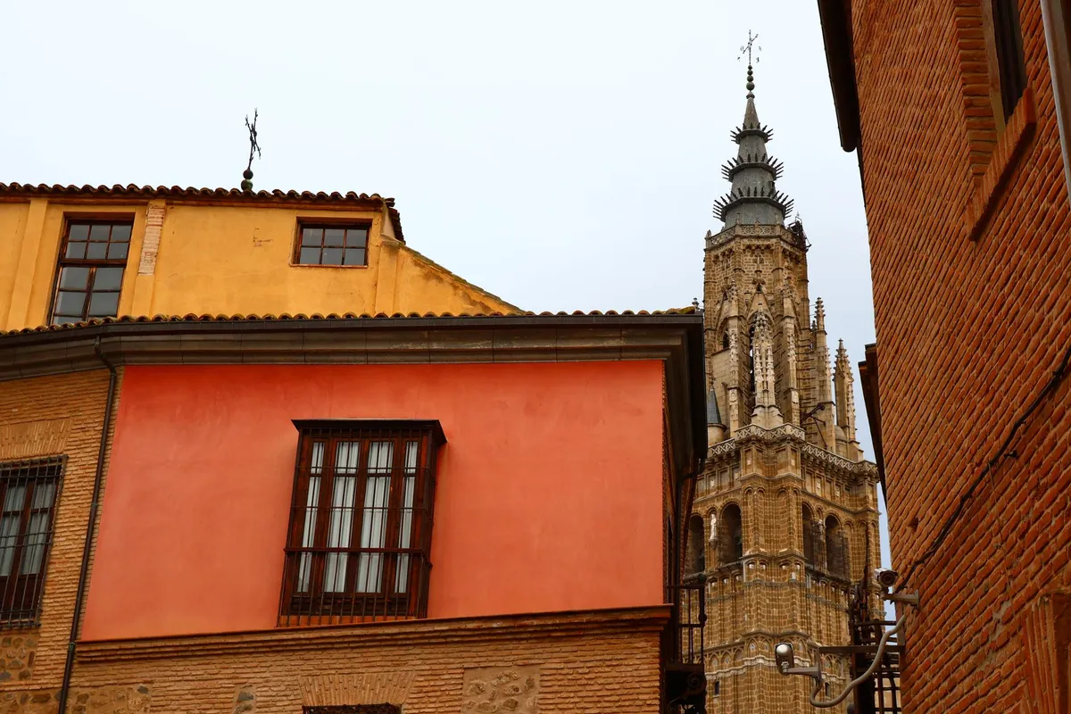 Torre da Catedral de Toledo entre construções históricas