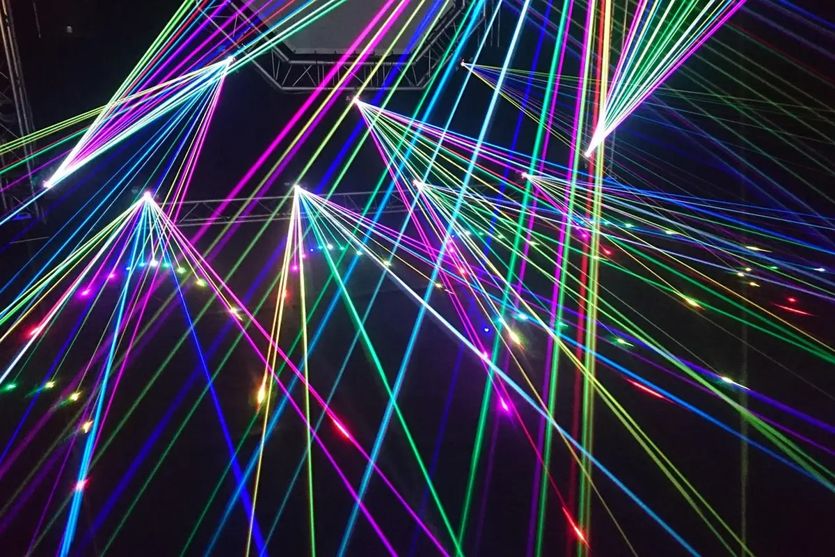 Show de luzes laser em festival de música à noite