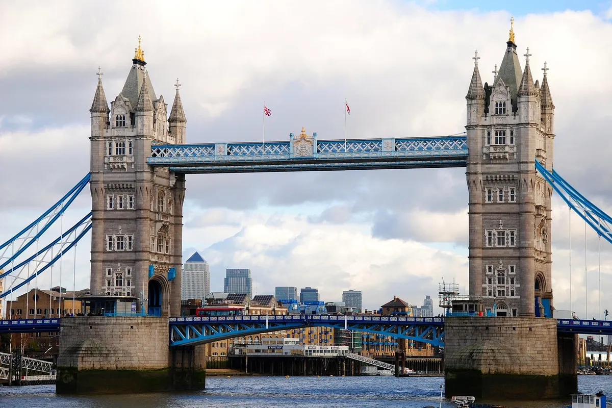 Tower Bridge sobre o rio Tâmisa em Londres