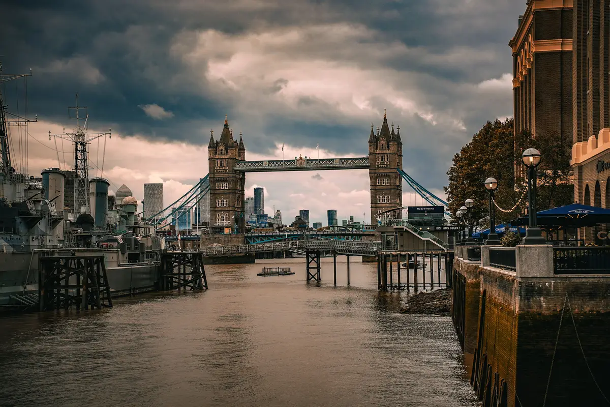 Tower Bridge visto da margem norte do Tamisa