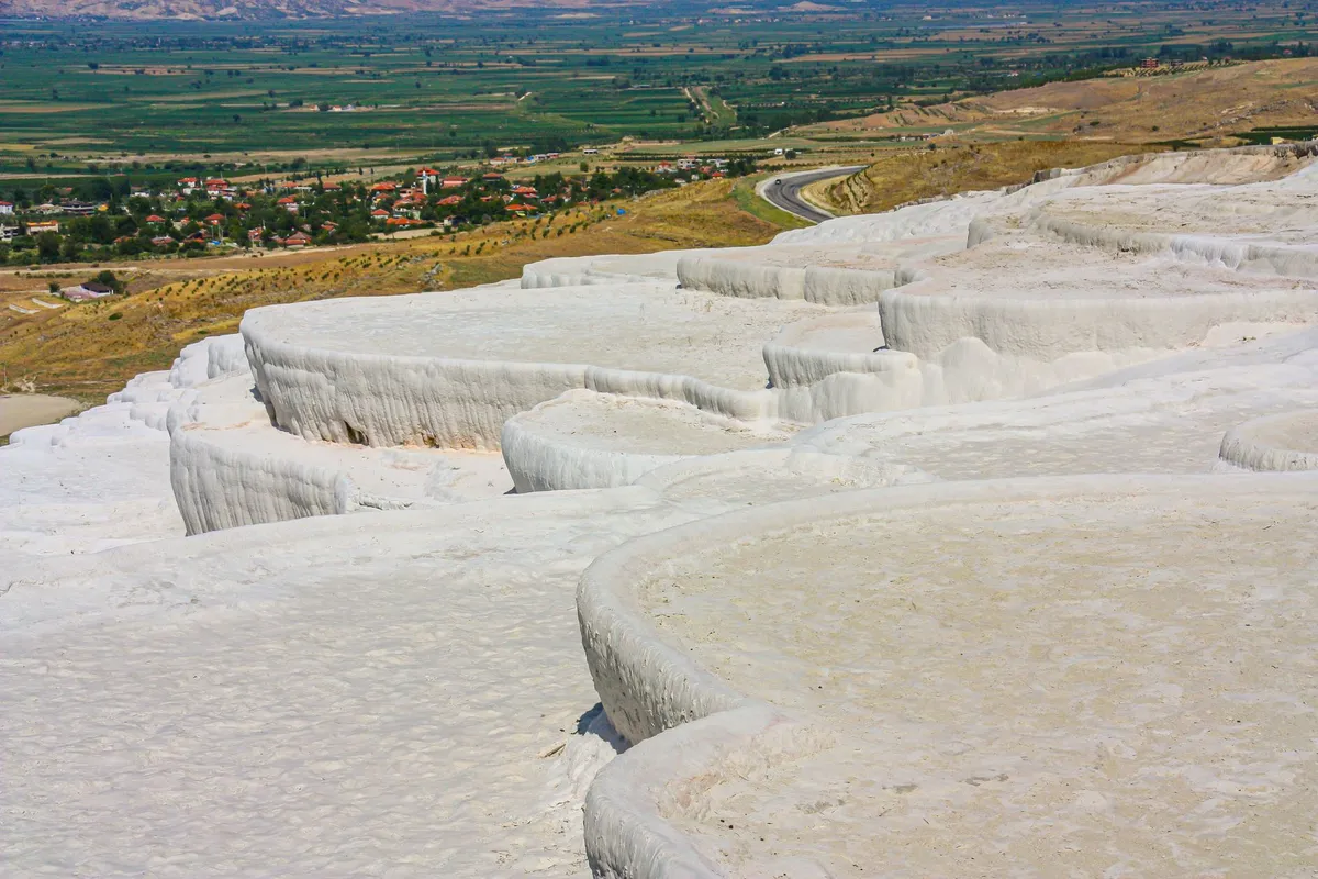 Detalhe das formações minerais brancas de Pamukkale