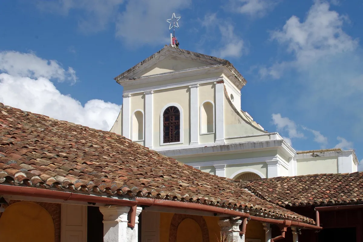 Igreja e telhados coloniais de Trinidad, Cuba
