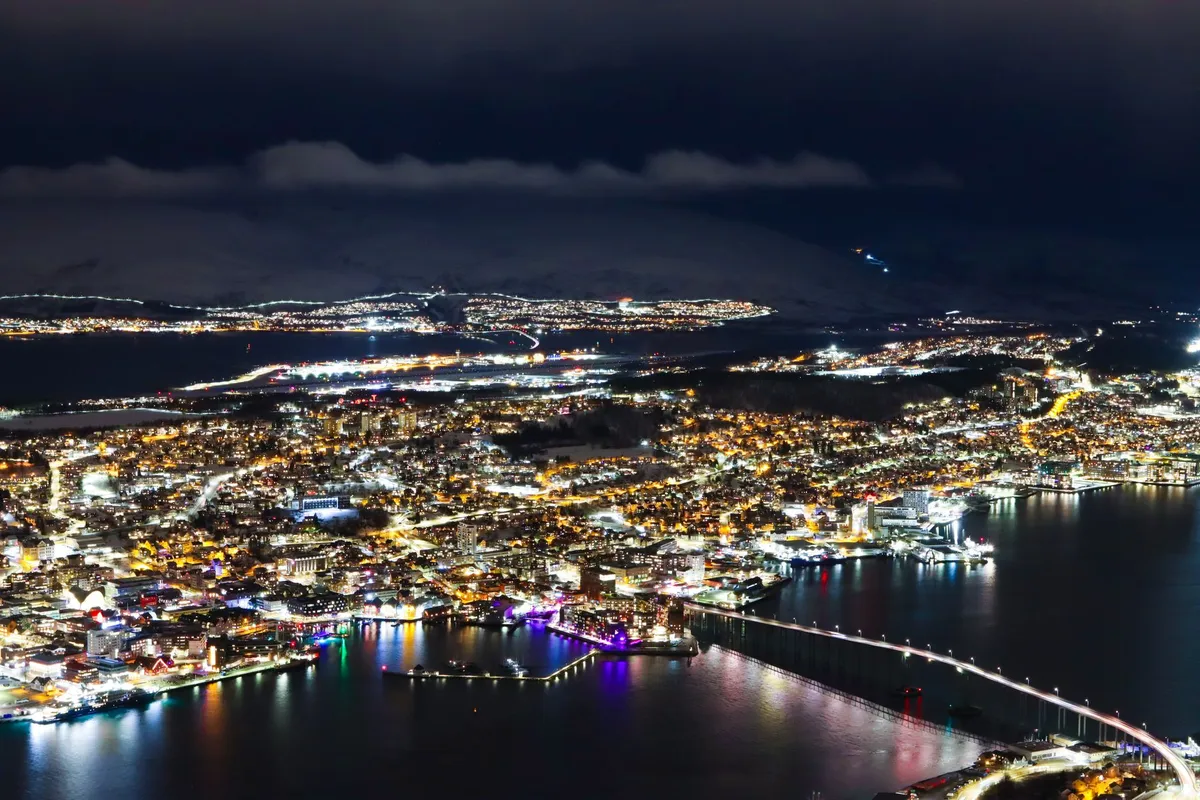 Vista noturna de Tromsø no inverno