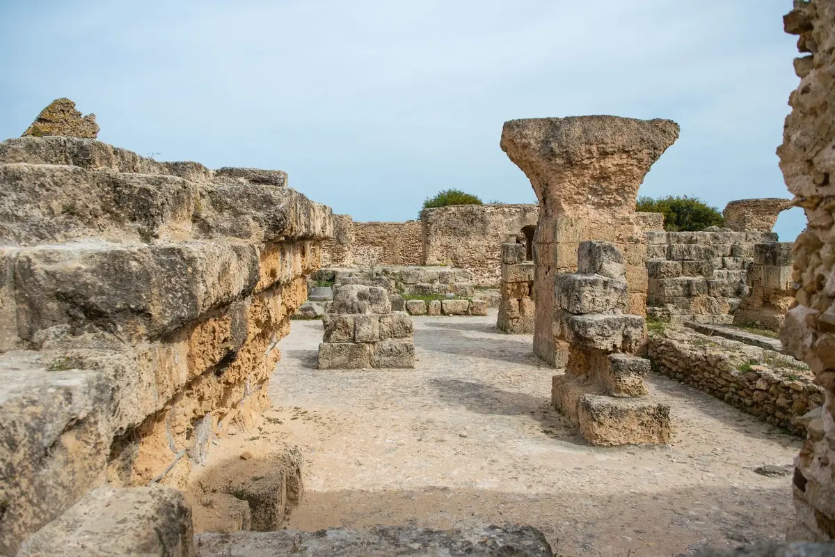 Ruínas antigas de Cartago, perto de Tunis, na Tunísia