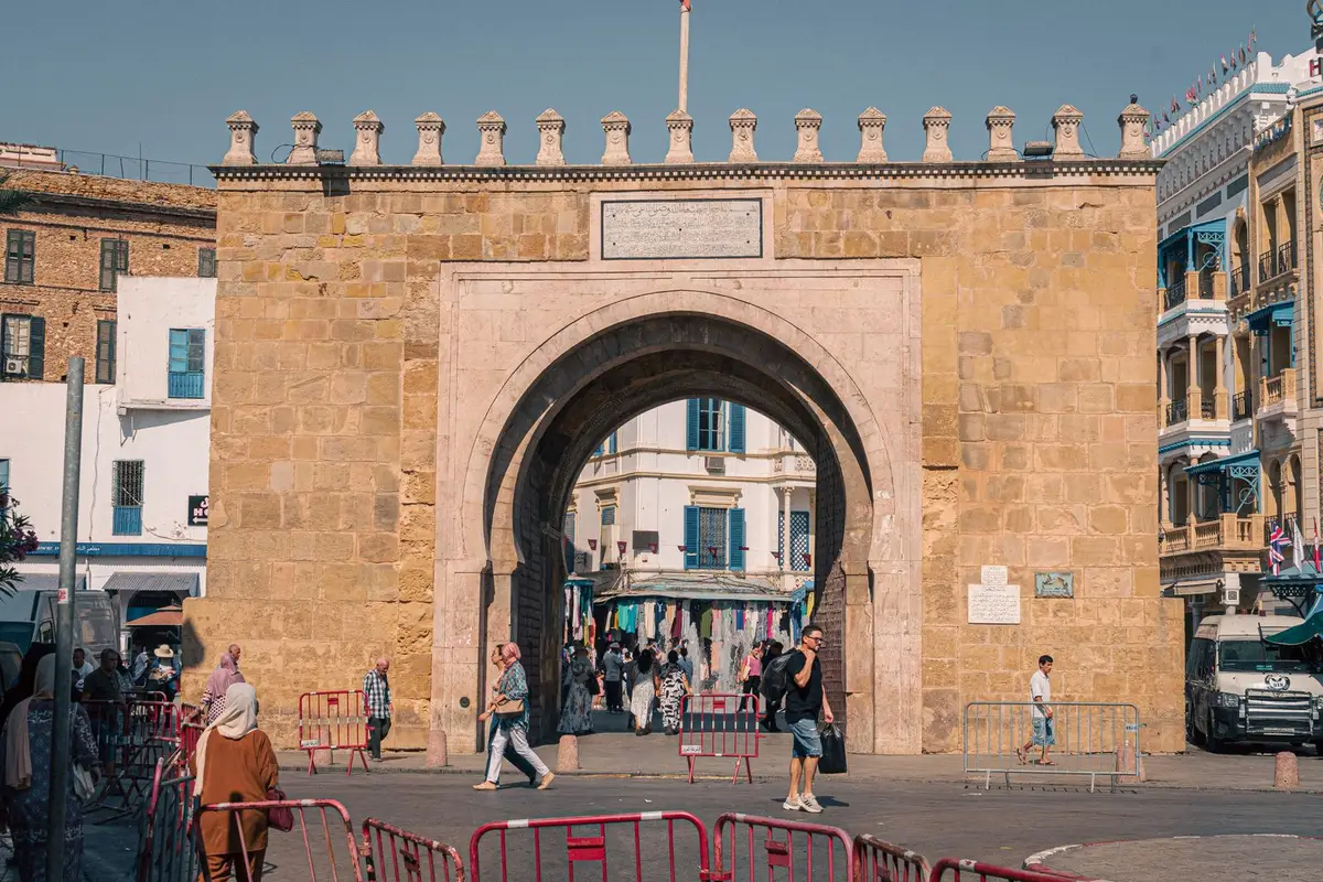 Portão Bab El Bhar na entrada da medina de Tunis, na Tunísia