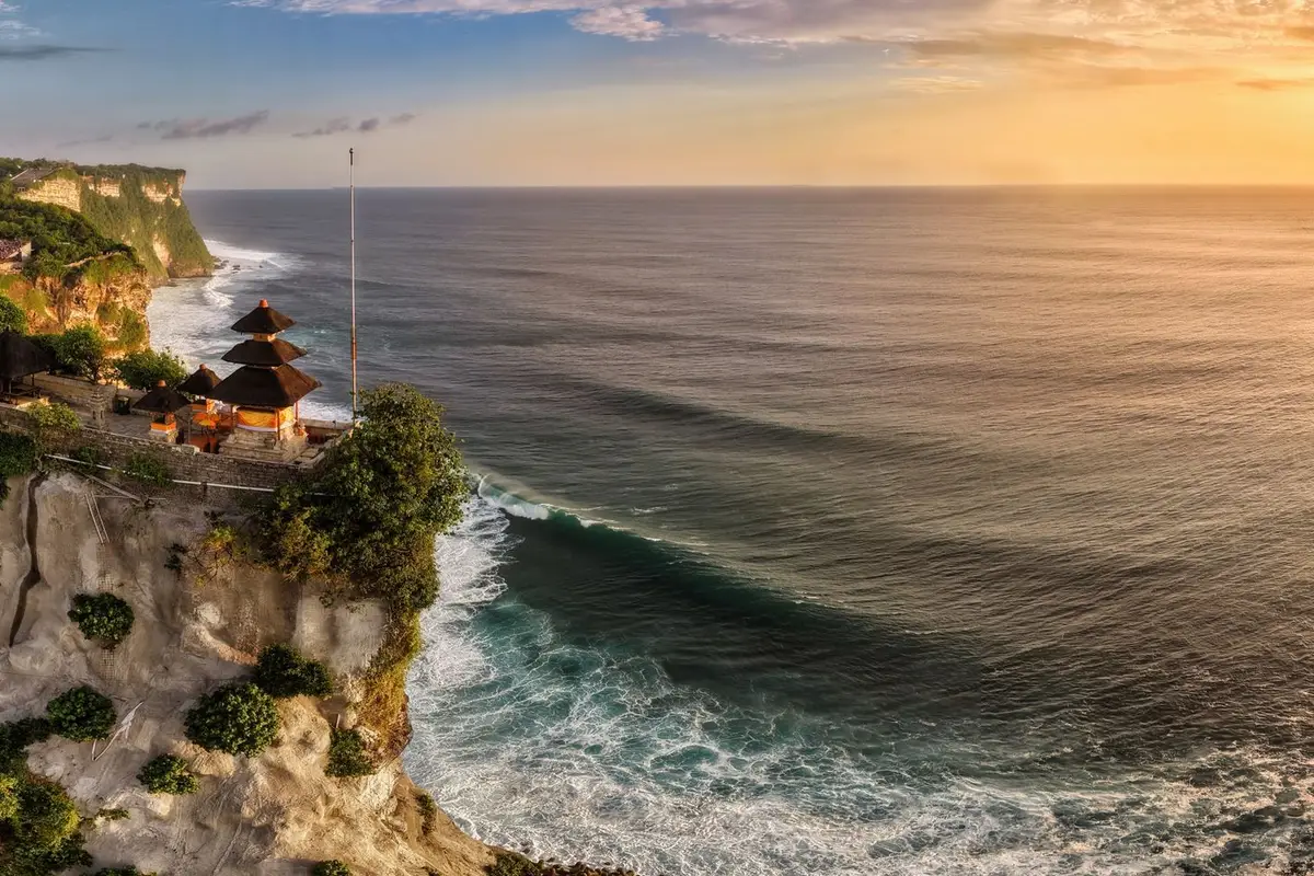 Templo de Uluwatu sobre os penhascos de Bali ao pôr do sol