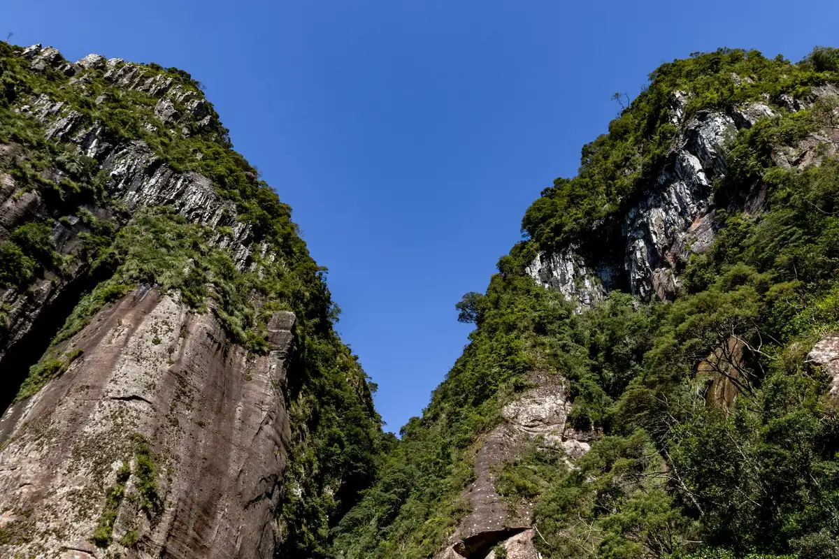 Vista dos morros e vegetação rochosa típica da Serra do Corvo Branco em Urubici