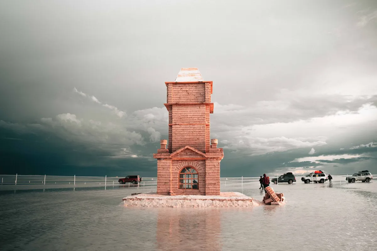 Crosta branca e horizonte amplo do Salar de Uyuni na Bolívia