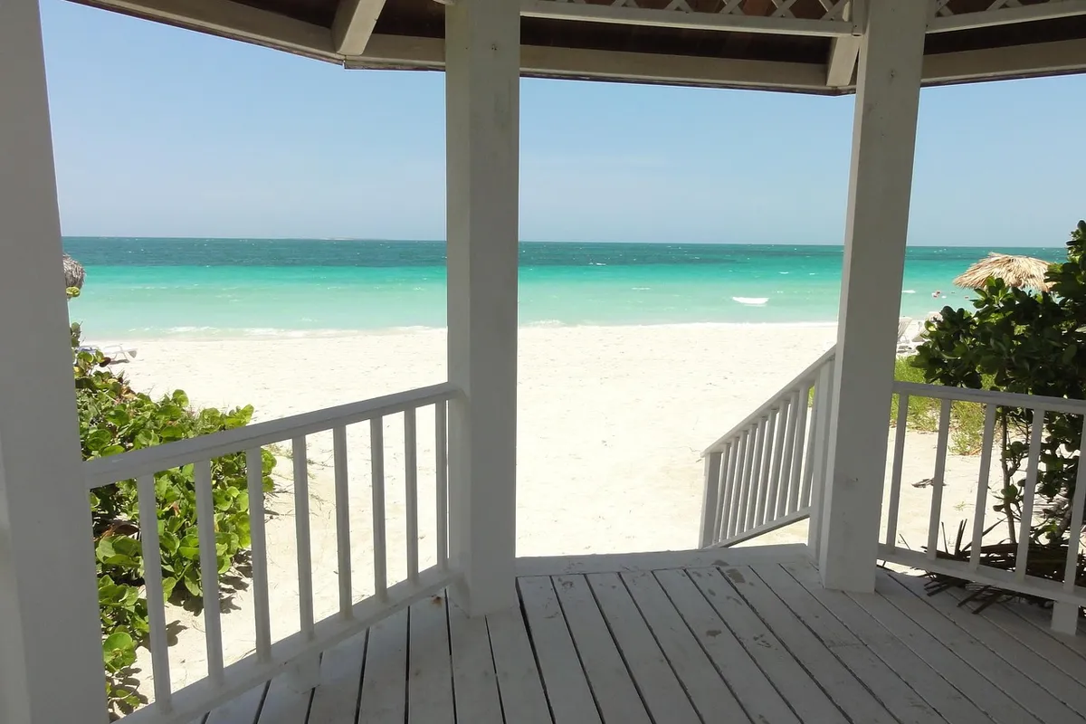 Praia de Varadero com sombra de palmeiras