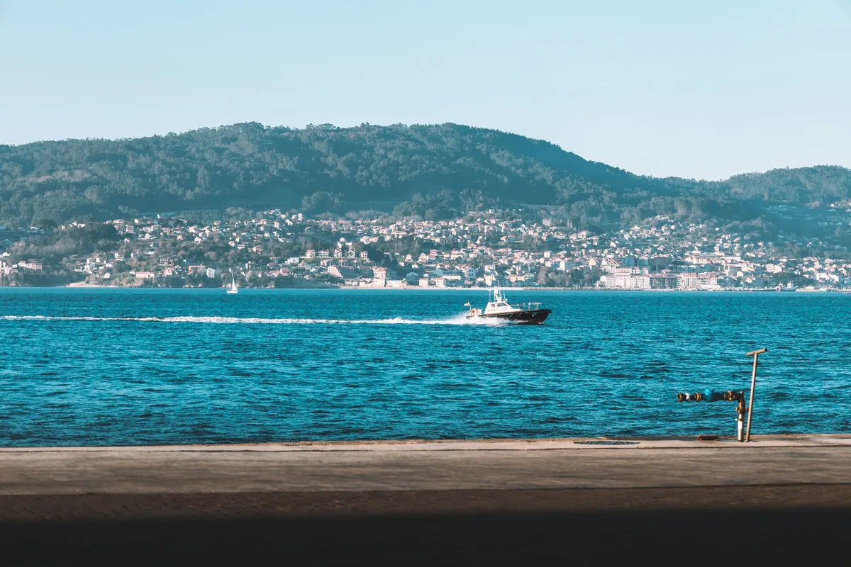 Barco navegando na ria de Vigo