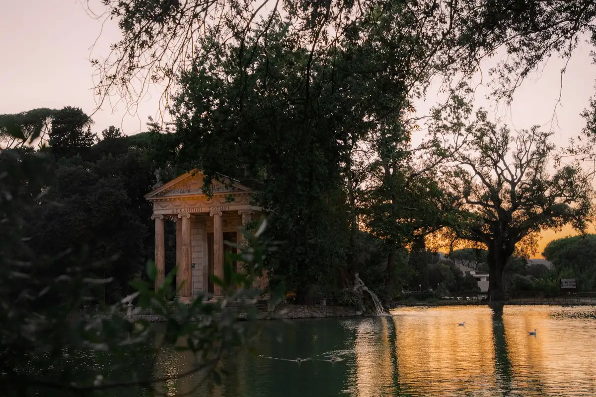 Jardins e templo dentro do parque Villa Borghese em Roma