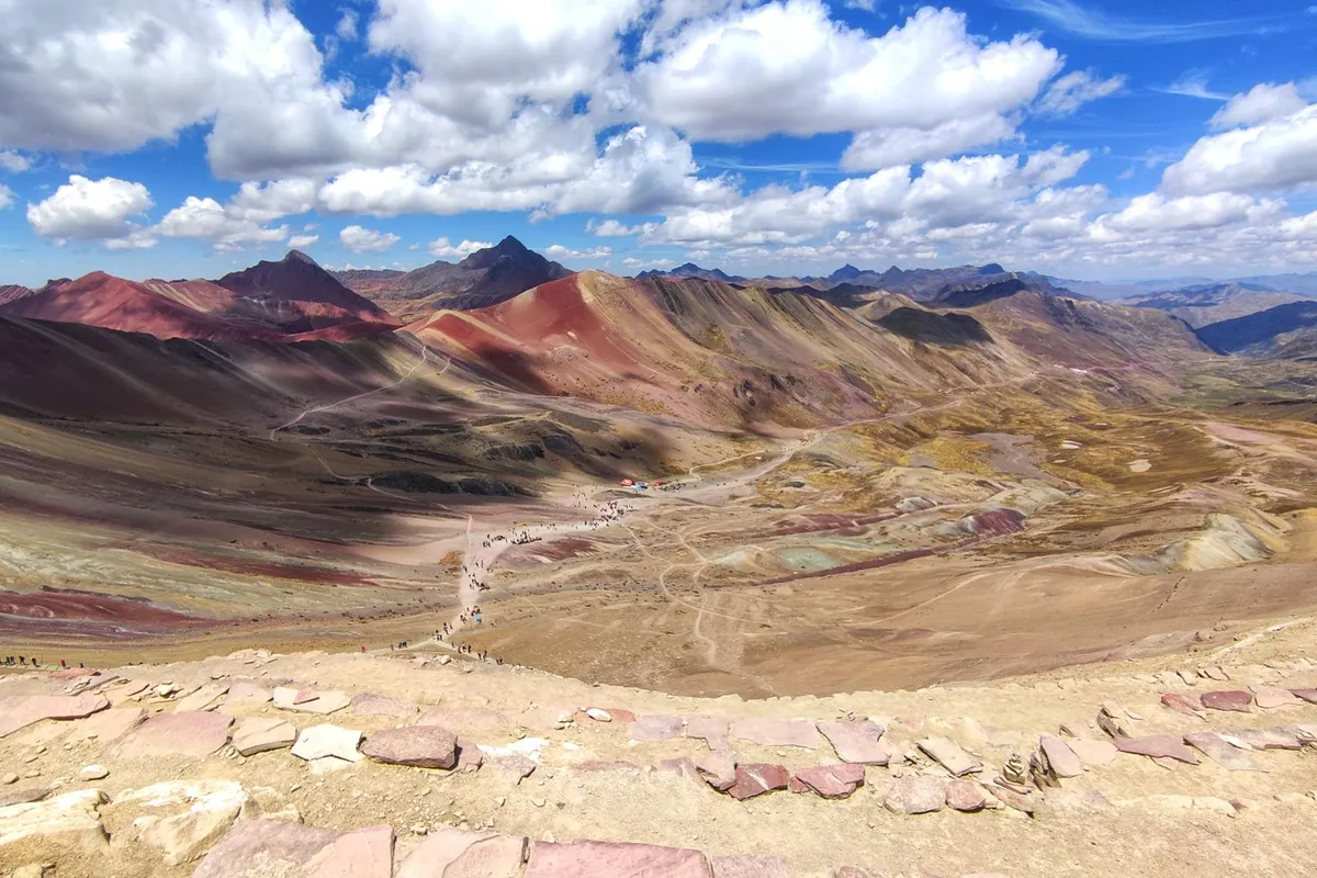 Montanha de 7 Cores (Vinicunca) com faixas coloridas nas encostas dos Andes peruanos