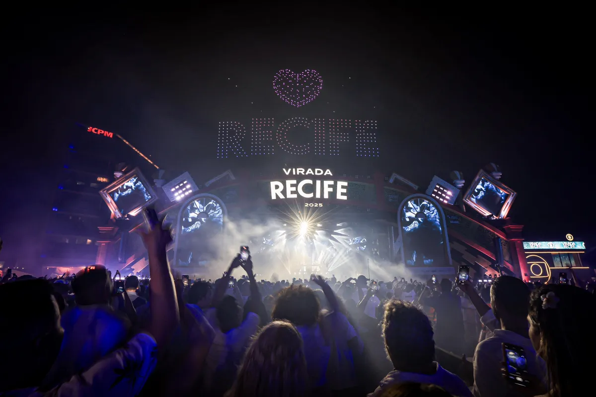 palco Virada Recife 2025 com público e show de drones na Praia do Pina