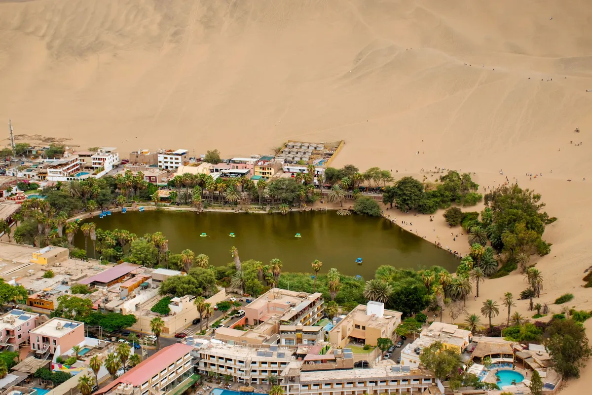 Vista aérea do oásis de Huacachina em Ica