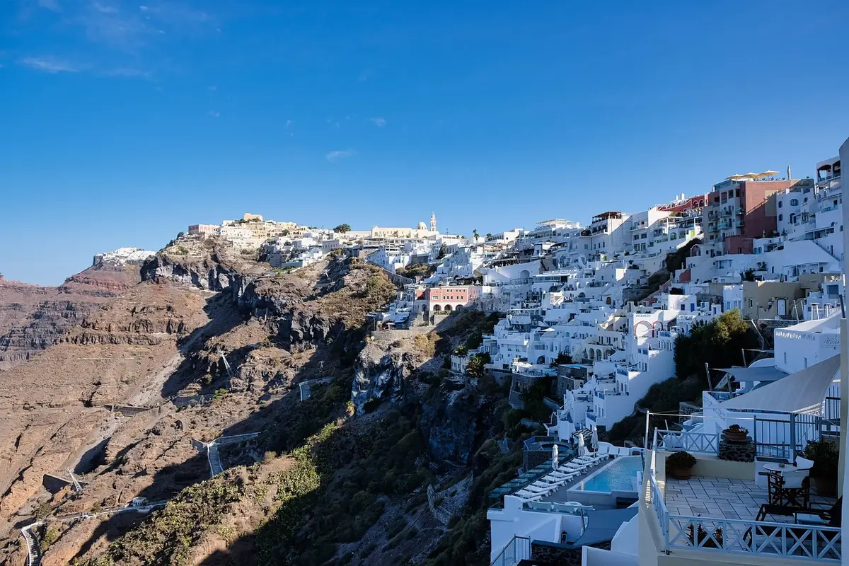 Vulcão Nea Kameni com paisagem de rocha vulcânica visto do mar em Santorini