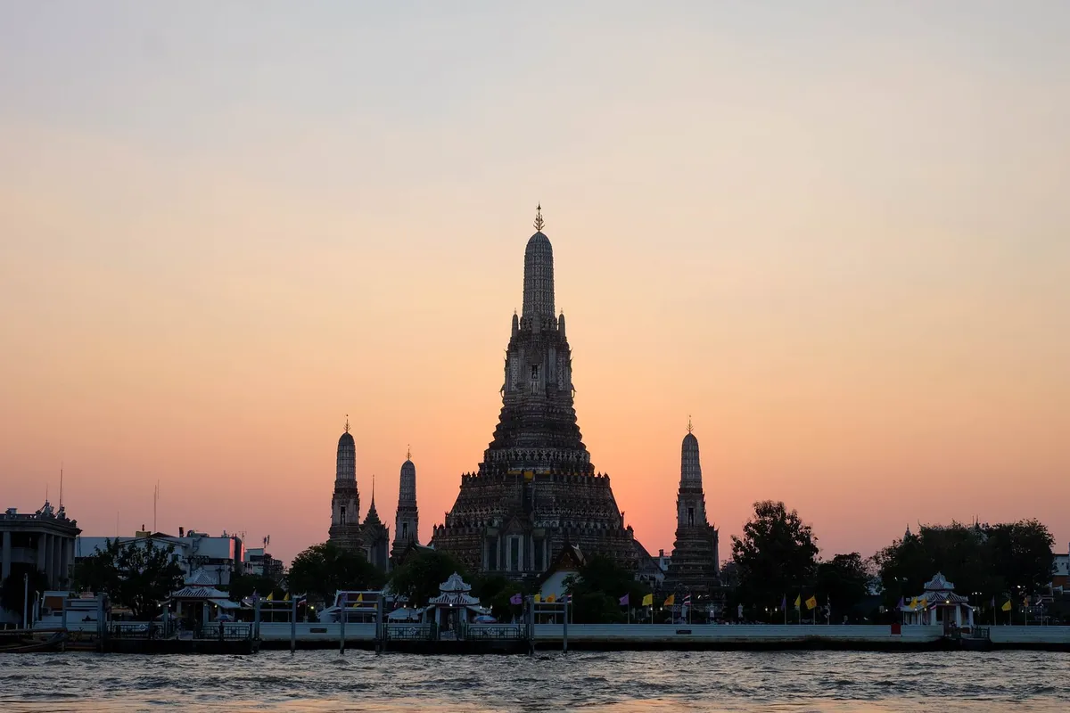 Pôr do sol atrás do Wat Arun em Bangkok