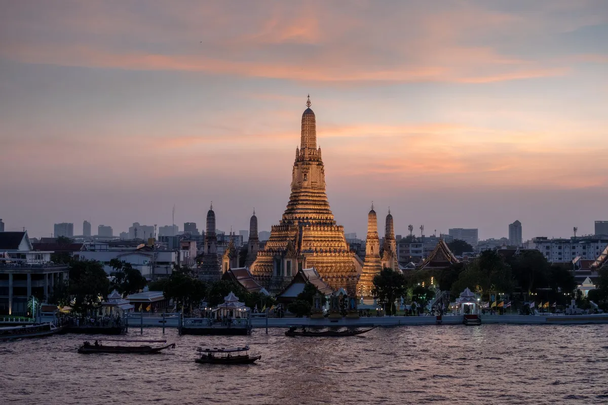 Prang central do Wat Arun visto de perto