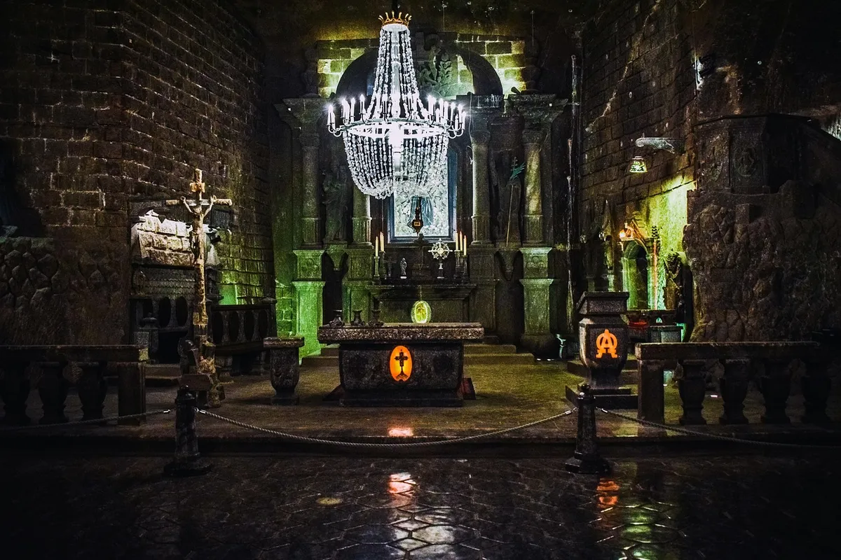 Capela subterrânea esculpida em sal na Mina de Wieliczka