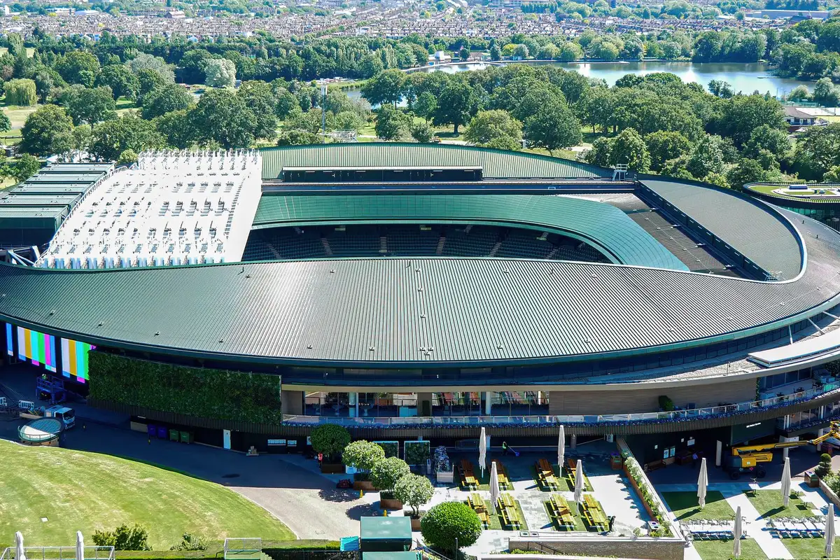 Vista aérea do Centre Court de Wimbledon, sede do Grand Slam disputado na grama