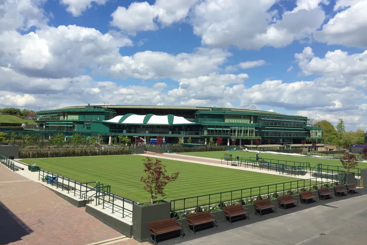 Quadras de grama nos jardins do All England Club em Wimbledon