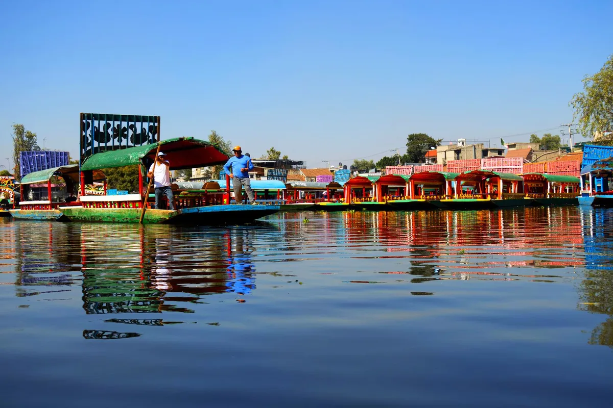 Trajineras coloridas navegando pelos canais de Xochimilco, na Cidade do México